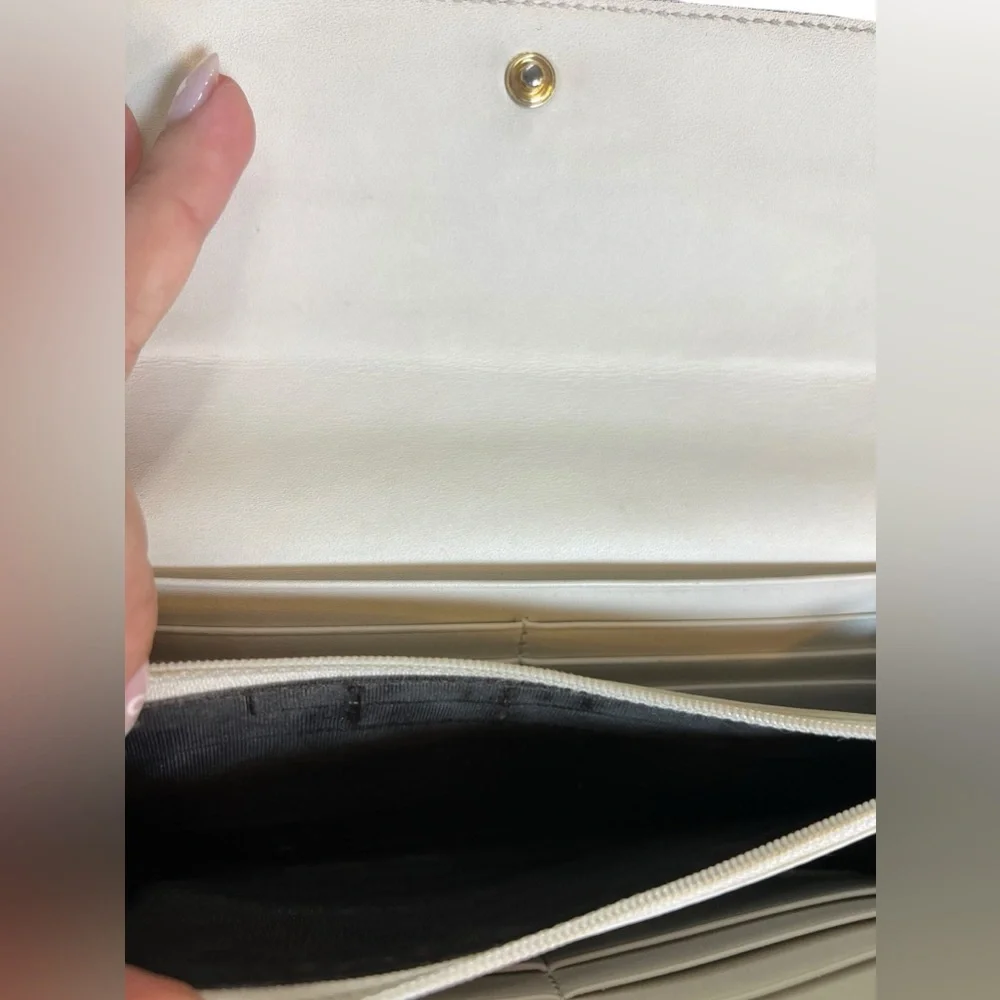 Gucci GG Supreme Continental Wallet in white, tan and red & green bow - Picture 9 of 11